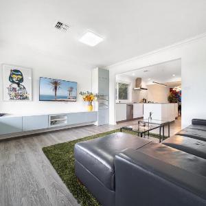 4-Bed Family Home with Spacious Backyard and BBQ