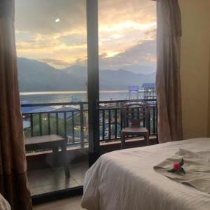 Hotel Lake Journey
