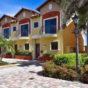 3 minutes from best beaches in Aruba! Luxury Tropical Townhouse at Gold Coast Aruba