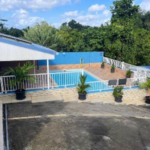 Villa charmante près de Saint-Esprit avec piscine privée