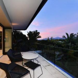 61 Murphy Street—A Poolside Villa for Four