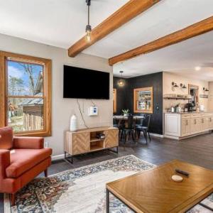 The Hopkins Hideaway - 40 Acres with trails Arcades Hot Tub Fire Pit