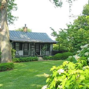 Stunning Cottage in Famous KY Garden -Sleeps 2