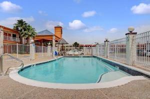 Super 8 by Wyndham Galveston, Galveston