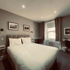 Airlie Arms Hotel