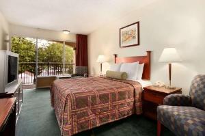 Travelodge by Wyndham Waukegan Gurnee, Waukegan