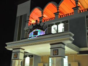 Queen Palace Hotel, Tak