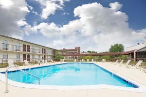 Ramada by Wyndham Louisville North, Louisville