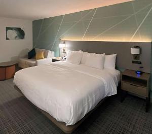 Comfort Inn & Suites Louisville Airport Fair & Expo hotel near Kentucky Exposition Center