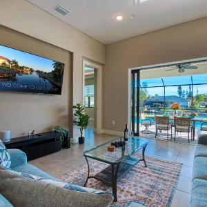 VILLA MODERN TIMES - 4 BEDS - 2 BATHS - 8 GUESTS - WATERVIEW & POOL - INCL. 10% OFF BOAT RENTAL