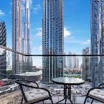 FAM Living - Cityscape Charm: 2BR Apartment with Burj khalifa View 