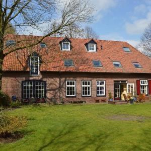 Sprawling Farmhouse in Mill with Fenced Garden