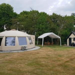 Detached igloo bungalow with a barbecue near the forest