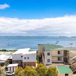 The Shoal 508 Bullecourt St - stunning views air con lift and Wi-Fi