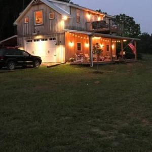 Barndominium with lake view close to Nashville!