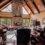 Luxurious Chalet! Hot-tub Bonfire & Ideal Location for Skiing & Town Ellicottville