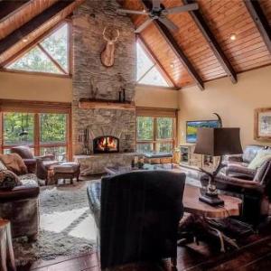 Luxurious Chalet! Hot-tub Bonfire & Ideal Location for Skiing & Town