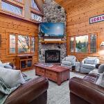 Beautiful Log Cabin! Hot-Tub Bonfire & Private Yet 4 Mins to Downtown! New York