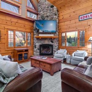 Beautiful Log Cabin! Hot-Tub Bonfire & Private Yet 4 Mins to Downtown!