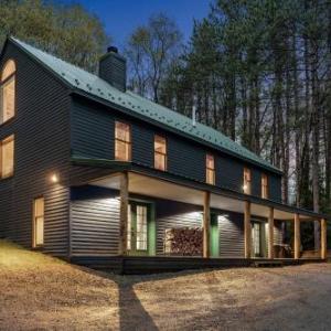 Beautiful chalet on 5 acres - 2 min to Village! Hot-Tub Sauna Fire Pit!