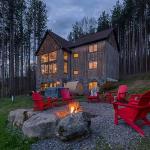 New & Stunning Chalet! Reno'd Hot-Tub Barrel Sauna Slope Views Fire Pit