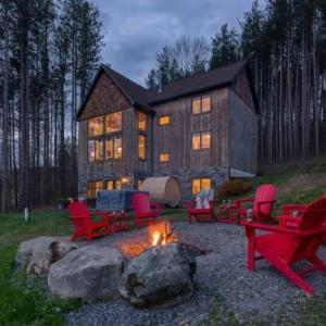 New & Stunning Chalet! Reno'd Hot-Tub Barrel Sauna Slope Views Fire Pit