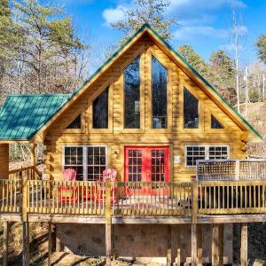 Black Bears and Fireflies Hot Tub Cozy Cabin Retreat in the Smokies Comfort & Fun for All
