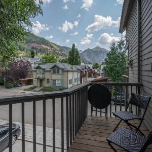 Tri-level condo close to Coonskin Lift!