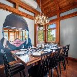 Walk to Village! Stunning timber chalet! Hot-Tub Bonfire & more!