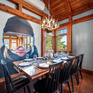 Walk to Village! Stunning timber chalet! Hot-Tub Bonfire & more!