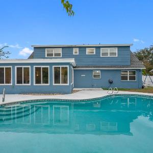 Tranquil Retreat with Huge Pool Near Tampa International Airport