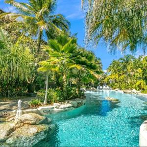 Resort Apartment with 9 Pools & Spa Cairns One
