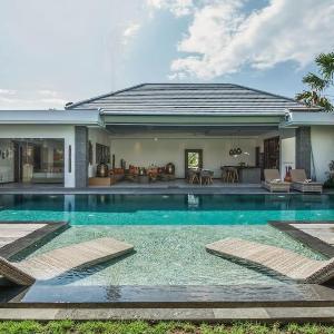 Stunning 6 Bedroom Villa Only 400m to the Beach