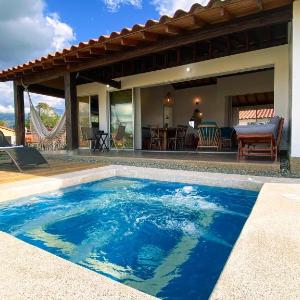 Casa Campestre en zona exclusiva con Jacuzzi a 10 min del aeropuerto 20 min parque del café WiFi parqueadero privado vigilancia 24 hrs y amplias zonas sociales