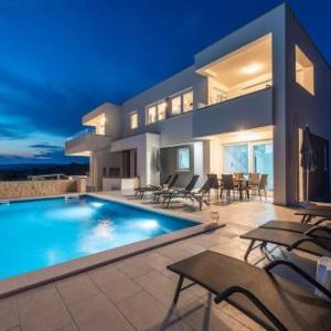 Villa Adria 1 luxury apartment with a pool