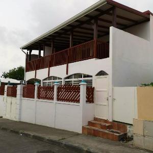 Appartement moderne au Moule avec terrasse et jardin
