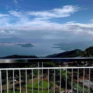 Lovely condo w/ balcony overlooking Taal Volcano
