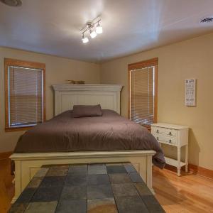 Stay In Ohiopyle in town by the GAP trail hot tub