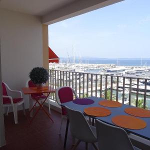 Appartement climatisé avec terrasses et vue port proche plages à Hyères - FR-1-335-191