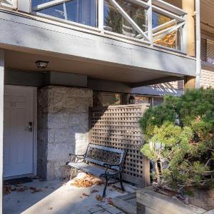 2BR in Valhalla Whistler Village Complex Hot Tub Gas Fireplace Parking Gondola Shuttle