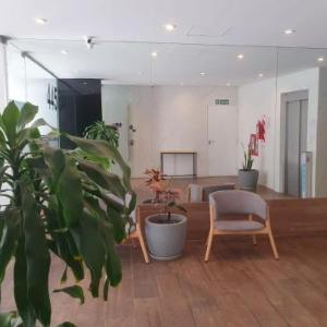 Estudio luminoso con balcón cerca de UADE y Favaloro