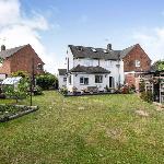 Spacious 3bed Property With Parking Large Garden London