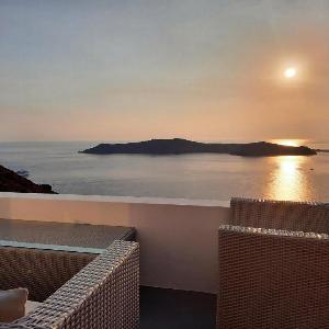 Luxurious villa with caldera view