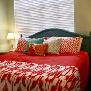 Duval Street Suite w parking and pool