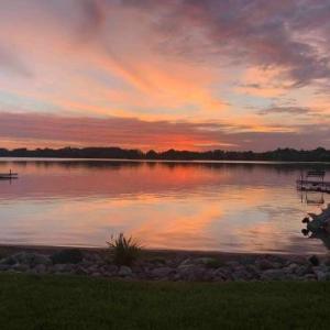 Lake Cabin; Renovated Flat Lot Dock Sandy Beach Many Games and Lake Toys!