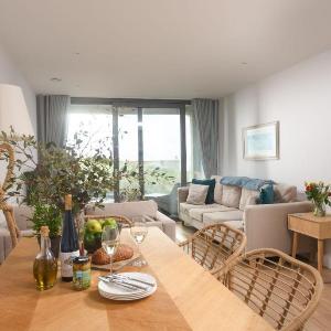 Oceans Eleven - Sea view - Secure parking - Footsteps from beach