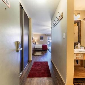 Charming Studio Deluxe w/kitchen #215 at Donner Lake Village