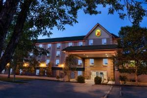 Super 8 by Wyndham Calgary Shawnessy Area, Calgary