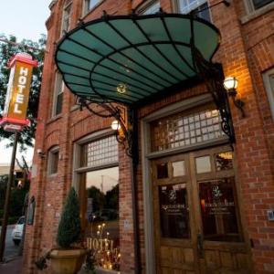 Hotels near Chatham Capitol Theatre - Retro Suites Hotel