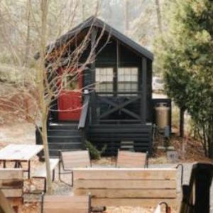 Hotels near Bearsville Theatre - AutoCamp Catskills